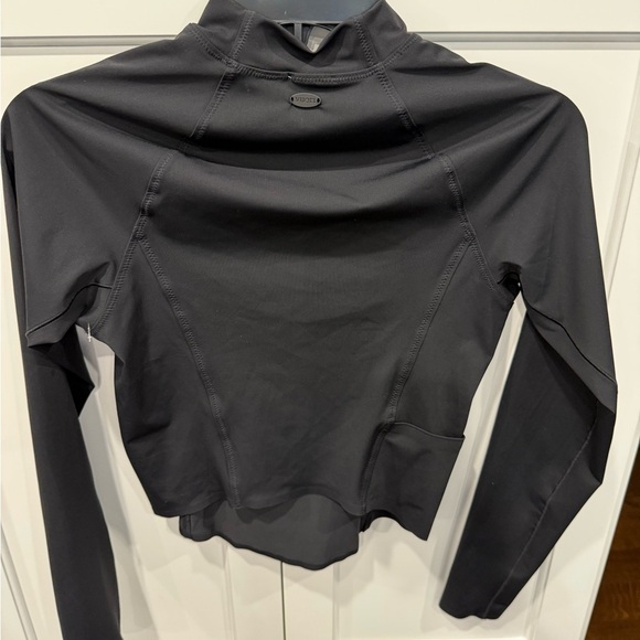 Vuori NEW Size M Crush Long Sleeve Crop Rash guard - Picture 5 of 8